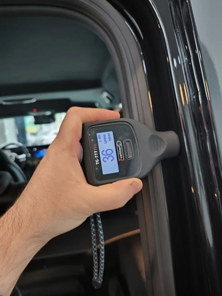 Mercedes-Benz G63: замер ЛКП на стойке заднего проёма