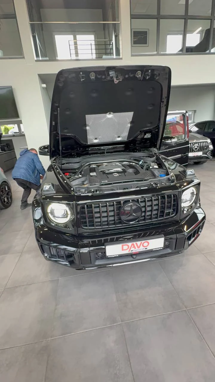 Mercedes Gelandwagen G63 — пример осмотра автомобиля в Германии Mercedes-Benz G63: общий вид автомобиля спереди с открытым капотом
