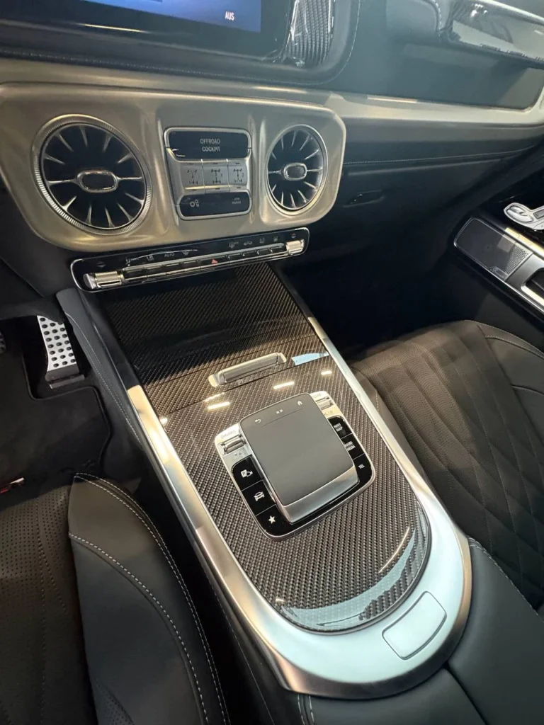 Mercedes-Benz G63: центральная консоль, тачпад и климатическая панель