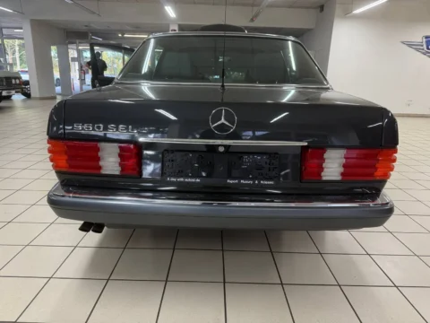 Mercedes-Benz 560 SEL — Задняя часть кузова Mercedes SEL 560 с эмблемой и фонарями Mercedes-Benz 560 SEL: задняя часть кузова Mercedes SEL 560 с эмблемой и фонарями