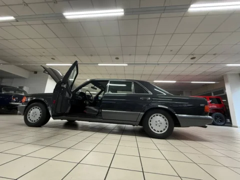 Mercedes-Benz 560 SEL — Mercedes SEL 560 сбоку, открытая передняя дверь и кузов Mercedes-Benz 560 SEL: Mercedes SEL 560 сбоку, открытая передняя дверь и кузов