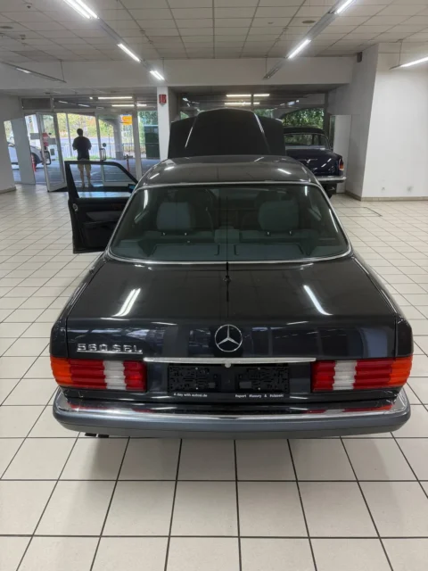 Mercedes-Benz 560 SEL — Mercedes SEL 560 с поднятой крышкой багажника, вид сзади Mercedes-Benz 560 SEL: Mercedes SEL 560 с поднятой крышкой багажника, вид сзади