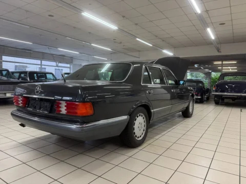 Mercedes-Benz 560 SEL — Mercedes SEL 560 — осмотр заднего крыла и боковой линии кузова сзади Mercedes-Benz 560 SEL: Mercedes SEL 560 — осмотр заднего крыла и боковой линии кузова сзади