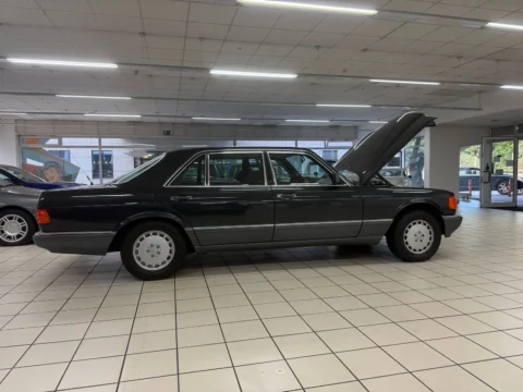Mercedes-Benz 560 SEL — Боковой профиль кузова с открытым капотом Mercedes-Benz 560 SEL: боковой профиль кузова с открытым капотом
