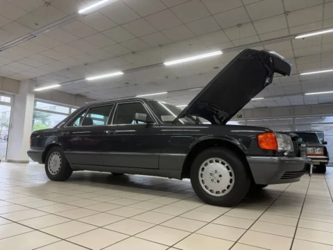 Mercedes-Benz 560 SEL — Проверка Mercedes SEL 560: передний боковой ракурс кузова и открытый капот Mercedes-Benz 560 SEL: проверка Mercedes SEL 560: передний боковой ракурс кузова и открытый капот