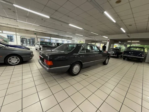 Mercedes-Benz 560 SEL — Задний трёхчетвертной ракурс Mercedes SEL 560 Mercedes-Benz 560 SEL: задний трёхчетвертной ракурс Mercedes SEL 560