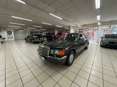 Mercedes-Benz 560 SEL — Передний боковой ракурс кузова Mercedes SEL 560 Mercedes-Benz 560 SEL: передний боковой ракурс кузова Mercedes SEL 560