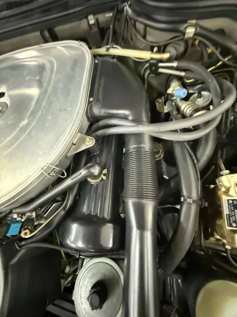 Mercedes-Benz 560 SEL — Детали впуска и двигателя Mercedes-Benz 560 SEL с патрубками и вакуумными линиями Mercedes-Benz 560 SEL: детали впуска и двигателя Mercedes-Benz 560 SEL с патрубками и вакуумными линиями