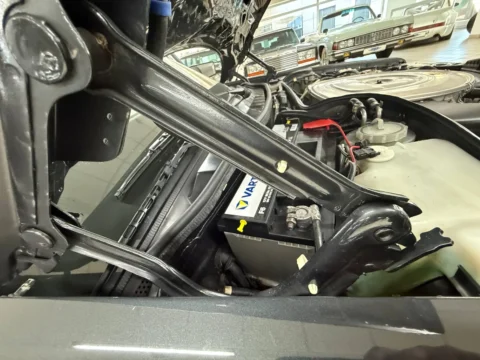 Mercedes-Benz 560 SEL — Петля капота, аккумулятор и бачок охлаждающей жидкости Mercedes-Benz 560 SEL Mercedes-Benz 560 SEL: петля капота, аккумулятор и бачок охлаждающей жидкости Mercedes-Benz 560 SEL
