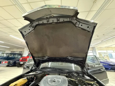 Mercedes-Benz 560 SEL — Большая шумоизоляционная панель на внутренней стороне капота Mercedes-Benz 560 SEL Mercedes-Benz 560 SEL: большая шумоизоляционная панель на внутренней стороне капота Mercedes-Benz 560 SEL