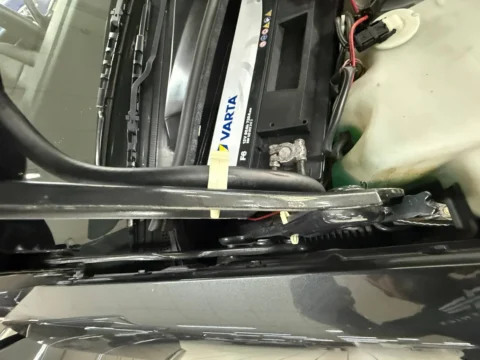 Mercedes-Benz 560 SEL — Петля капота рядом с аккумулятором и бачками Mercedes-Benz 560 SEL: петля капота рядом с аккумулятором и бачками