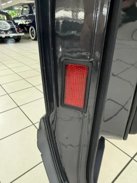 Mercedes-Benz 560 SEL — Красный отражатель и окрашенный торец двери Mercedes-Benz 560 SEL: красный отражатель и окрашенный торец двери