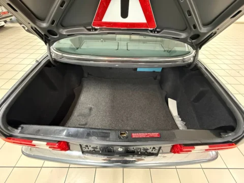 Mercedes-Benz 560 SEL — Багажник Mercedes-Benz 560 SEL с поднятой крышкой и штатным ковровым покрытием Mercedes-Benz 560 SEL: багажник Mercedes-Benz 560 SEL с поднятой крышкой и штатным ковровым покрытием