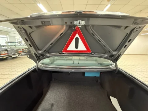 Mercedes-Benz 560 SEL — Знак аварийной остановки на внутренней стороне крышки багажника Mercedes-Benz 560 SEL Mercedes-Benz 560 SEL: знак аварийной остановки на внутренней стороне крышки багажника Mercedes-Benz 560 SEL
