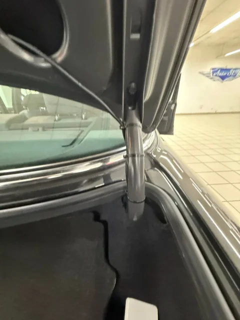 Mercedes-Benz 560 SEL — Шарнир и опора крышки багажника Mercedes-Benz 560 SEL при осмотре автомобиля Mercedes-Benz 560 SEL: шарнир и опора крышки багажника Mercedes-Benz 560 SEL при осмотре автомобиля