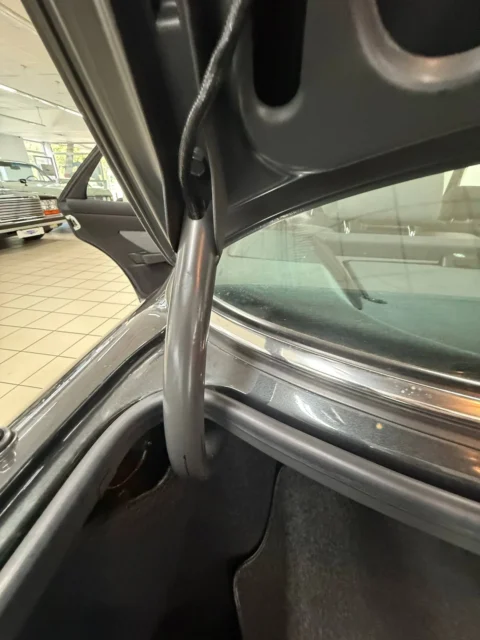 Mercedes-Benz 560 SEL — Петля и внутренняя часть крышки багажника Mercedes-Benz 560 SEL Mercedes-Benz 560 SEL: петля и внутренняя часть крышки багажника Mercedes-Benz 560 SEL