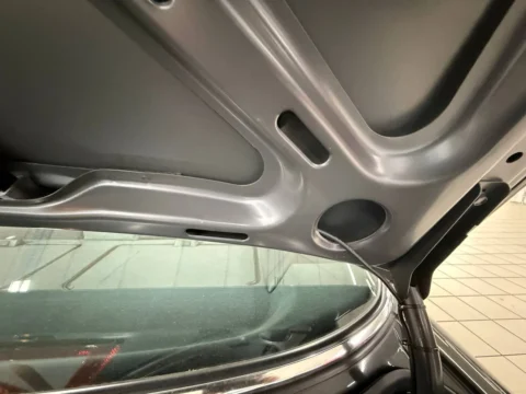 Mercedes-Benz 560 SEL — Штатная отделка и металл внутренней стороны крышки багажника Mercedes-Benz 560 SEL Mercedes-Benz 560 SEL: штатная отделка и металл внутренней стороны крышки багажника Mercedes-Benz 560 SEL