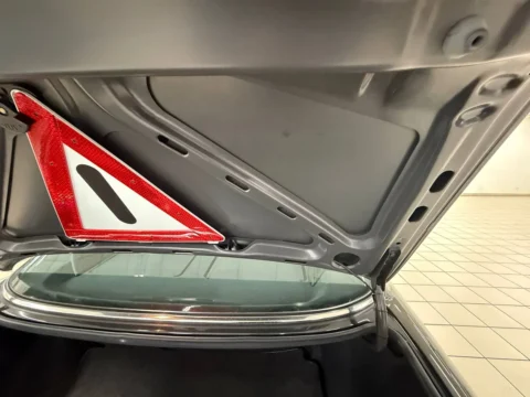 Mercedes-Benz 560 SEL — Штатный знак аварийной остановки и внутренняя отделка крышки багажника Mercedes-Benz 560 SEL Mercedes-Benz 560 SEL: штатный знак аварийной остановки и внутренняя отделка крышки багажника Mercedes-Benz 560 SEL
