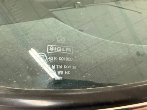 Mercedes-Benz 560 SEL — Маркировка SIGLA на ветровом стекле Mercedes-Benz 560 SEL: маркировка SIGLA на ветровом стекле