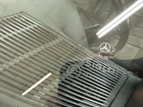 Mercedes-Benz 560 SEL — Маркировка стекла Mercedes-Benz 560 SEL и нижняя часть лобового стекла с дворником Mercedes-Benz 560 SEL: маркировка стекла Mercedes-Benz 560 SEL и нижняя часть лобового стекла с дворником