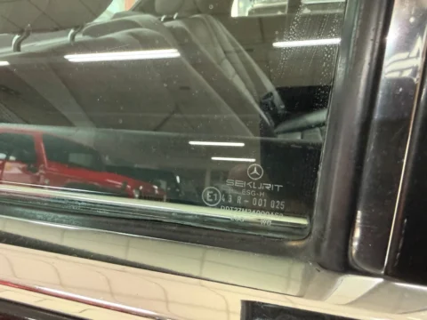 Mercedes-Benz 560 SEL — Заводская маркировка SEKLURIT на заднем боковом стекле Mercedes-Benz 560 SEL Mercedes-Benz 560 SEL: заводская маркировка SEKLURIT на заднем боковом стекле Mercedes-Benz 560 SEL