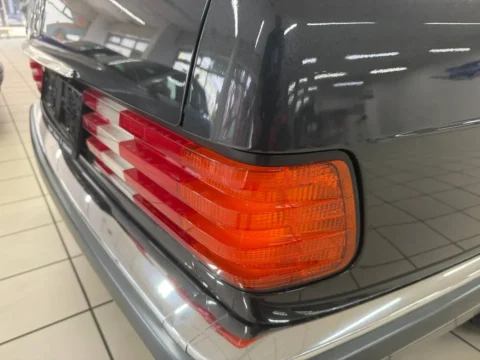 Mercedes-Benz 560 SEL — Крупный план заднего фонаря Mercedes-Benz 560 SEL с красными и оранжевыми секциями Mercedes-Benz 560 SEL: крупный план заднего фонаря Mercedes-Benz 560 SEL с красными и оранжевыми секциями