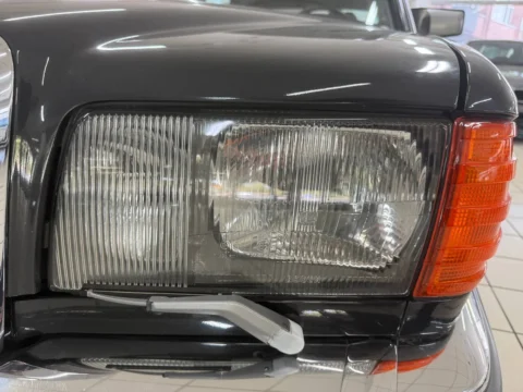 Mercedes-Benz 560 SEL — Передняя фара Bosch и оранжевый указатель поворота Mercedes-Benz 560 SEL с другой стороны Mercedes-Benz 560 SEL: передняя фара Bosch и оранжевый указатель поворота Mercedes-Benz 560 SEL с другой стороны