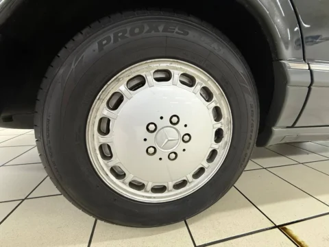 Mercedes-Benz 560 SEL — Колесо Mercedes SEL 560 с фирменным центром диска Mercedes-Benz 560 SEL: колесо Mercedes SEL 560 с фирменным центром диска