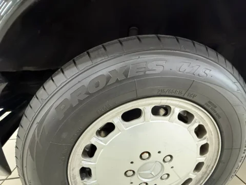 Mercedes-Benz 560 SEL — Колесо с шиной Toyo Proxes C1S под аркой Mercedes-Benz 560 SEL: колесо с шиной Toyo Proxes C1S под аркой