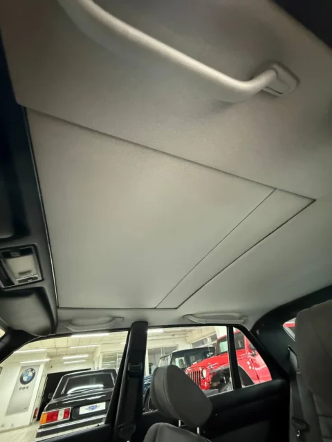 Mercedes-Benz 560 SEL — Потолочная обивка и сдвижной люк Mercedes-Benz 560 SEL, вид из салона Mercedes-Benz 560 SEL: потолочная обивка и сдвижной люк Mercedes-Benz 560 SEL, вид из салона