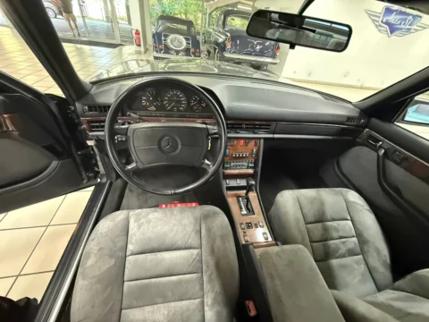 Mercedes-Benz 560 SEL — Передняя часть салона Mercedes-Benz 560 SEL с деревянной консолью и передними сиденьями Mercedes-Benz 560 SEL: передняя часть салона Mercedes-Benz 560 SEL с деревянной консолью и передними сиденьями