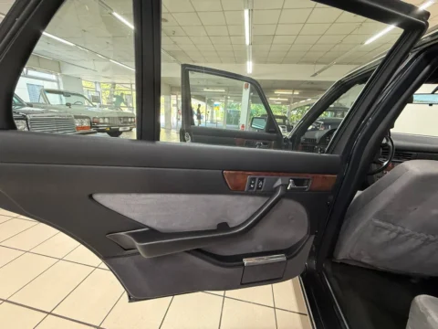 Mercedes-Benz 560 SEL — Салон с открытой дверью Mercedes-Benz 560 SEL Mercedes-Benz 560 SEL: салон с открытой дверью Mercedes-Benz 560 SEL