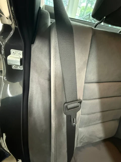 Mercedes-Benz 560 SEL — Ремень безопасности и заднее сиденье Mercedes-Benz 560 SEL Mercedes-Benz 560 SEL: ремень безопасности и заднее сиденье Mercedes-Benz 560 SEL