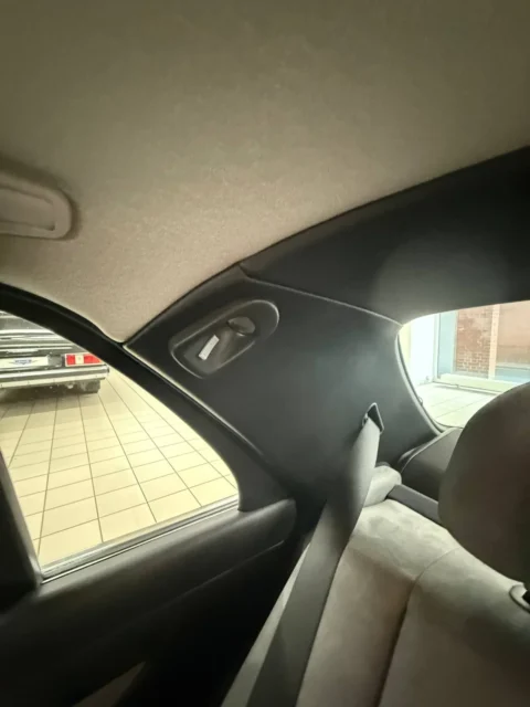 Mercedes-Benz 560 SEL — Обивка потолка и верхняя часть задней стойки Mercedes-Benz 560 SEL: обивка потолка и верхняя часть задней стойки