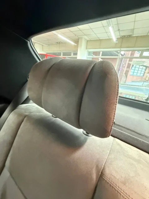 Mercedes-Benz 560 SEL — Подголовник и верхняя часть спинки сиденья Mercedes-Benz 560 SEL: подголовник и верхняя часть спинки сиденья