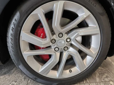 Range Rover Sport — Колёсный диск и красный тормозной суппорт Range Rover Sport: колёсный диск и красный тормозной суппорт