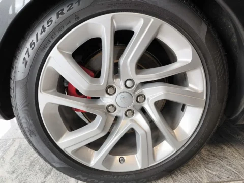 Range Rover Sport — Общий вид колеса с легкосплавным диском Range Rover Sport: общий вид колеса с легкосплавным диском