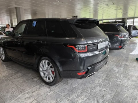 Range Rover Sport — Задний угол кузова и боковая часть автомобиля Range Rover Sport: задний угол кузова и боковая часть автомобиля