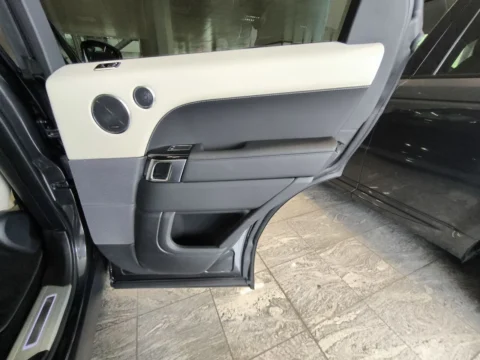 Range Rover Sport — Внутренняя отделка открытой задней двери Range Rover Sport: внутренняя отделка открытой задней двери