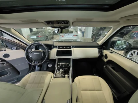 Range Rover Sport — Обзор переднего ряда со стороны задних сидений Range Rover Sport: обзор переднего ряда со стороны задних сидений