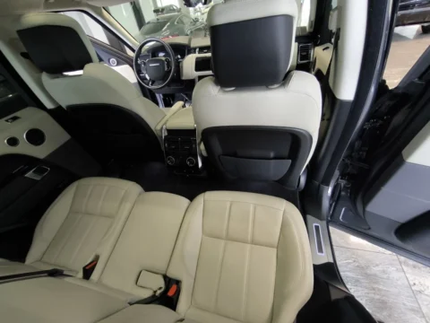Range Rover Sport — Спинки передних сидений и экраны для задних пассажиров Range Rover Sport: спинки передних сидений и экраны для задних пассажиров
