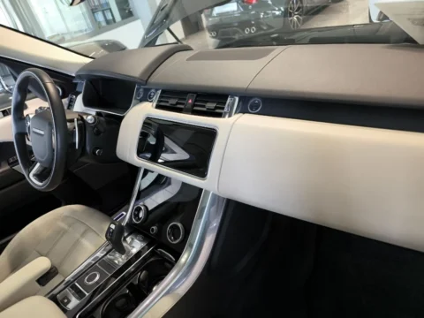 Range Rover Sport — Передняя панель со стороны пассажира и центральный экран Range Rover Sport: передняя панель со стороны пассажира и центральный экран