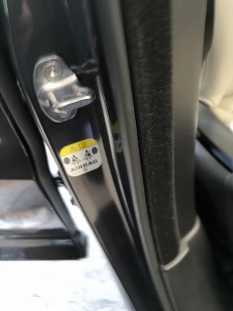 Range Rover Sport — Ответная скоба дверного замка и заводские наклейки Range Rover Sport: ответная скоба дверного замка и заводские наклейки