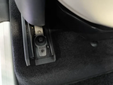 Range Rover Sport — Направляющая сиденья и крепления в полу салона Range Rover Sport: направляющая сиденья и крепления в полу салона