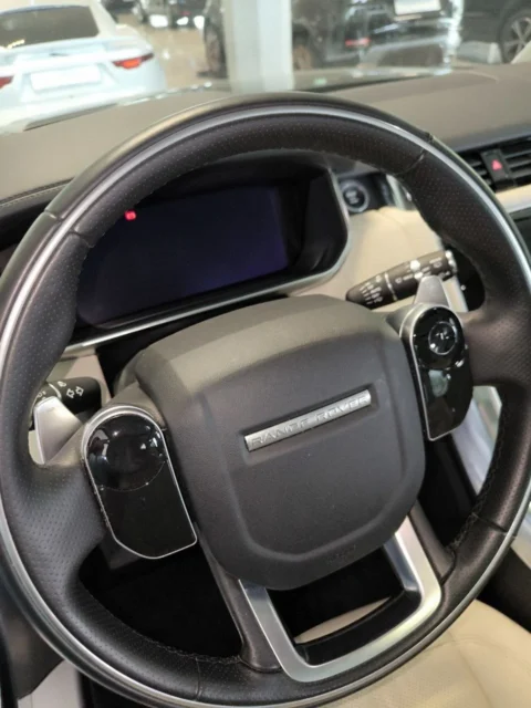 Range Rover Sport — Общий вид рулевого колеса и приборной панели Range Rover Sport: общий вид рулевого колеса и приборной панели