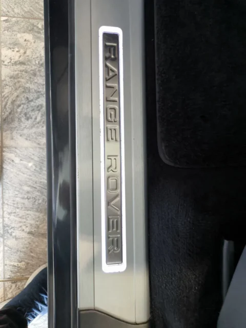 Range Rover Sport — Накладка порога и край коврового покрытия Range Rover Sport: накладка порога и край коврового покрытия