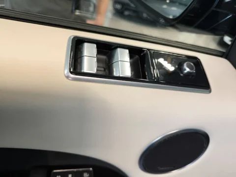 Range Rover Sport — Кнопки регулировки сиденья на дверной панели Range Rover Sport: кнопки регулировки сиденья на дверной панели