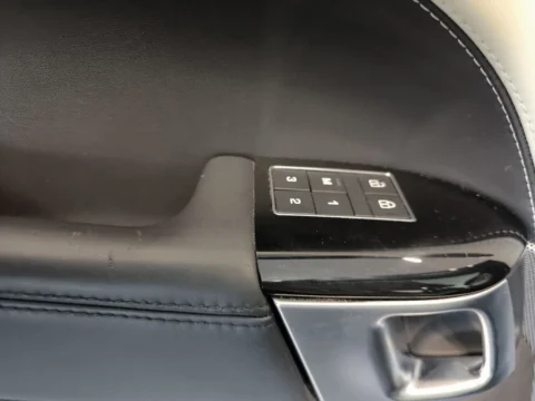 Range Rover Sport — Кнопки памяти сиденья и внутренняя ручка двери Range Rover Sport: кнопки памяти сиденья и внутренняя ручка двери