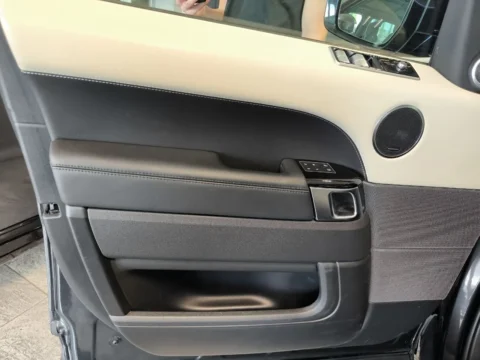 Range Rover Sport — Внутренняя отделка передней двери и подлокотник Range Rover Sport: внутренняя отделка передней двери и подлокотник