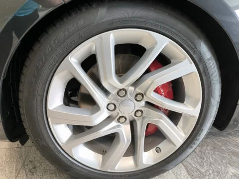 Range Rover Sport — Колесо, тормозной диск и красный суппорт Range Rover Sport: колесо, тормозной диск и красный суппорт
